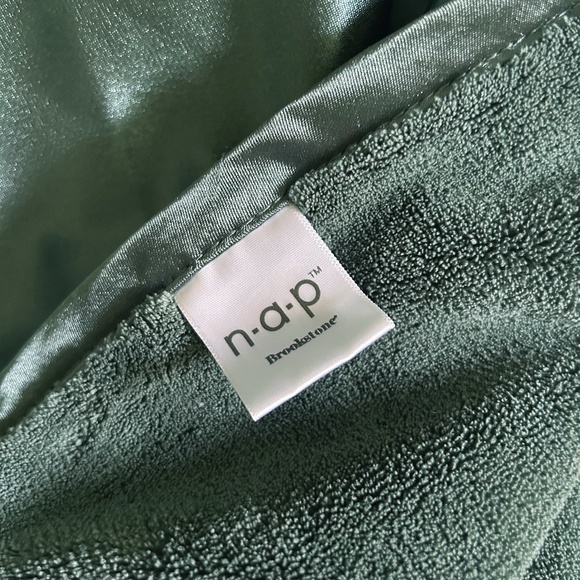 Brookstone NAP 2 Ply Throw Travel or Baby Blanket - Picture 2 of 4